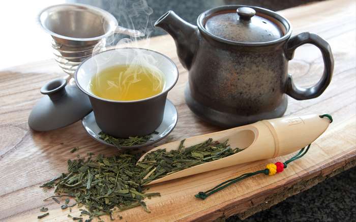 Die Wirkung auf die Gesundheit ist bei grünem Tee besonders gut erforscht und es gibt mittlerweile etliche Untersuchungen zum Thema „Grüner Tee zum Abnehmen“. ( Foto: Adobe Stock - beawolf )