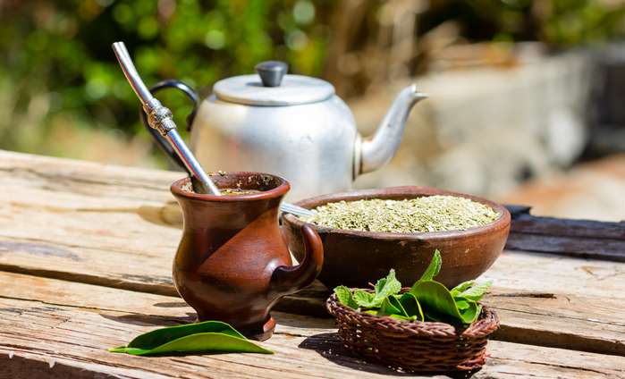 Tee ist, wenn er nicht gesüßt wird, ein wunderbarer Durstlöscher. Im Sommer wirkt er erfrischend, im Winter wärmt er von innen. ( Foto: Adobe Stock - lblinova )