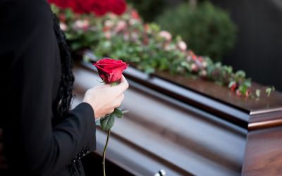 Um sich von der Arbeit fernzuhalten, kann man sagen, dass man zu einer Beerdigung gehen muss. Eine andere Möglichkeit ist, einen fiktiven verstorbenen Verwandten zu erwähnen. (Foto: AdobeStock - Kzenon 36229387)