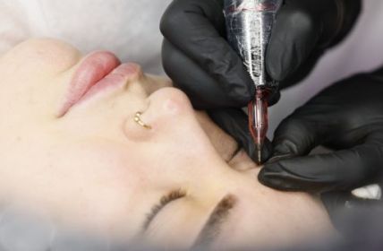 Julia Kaiser gewinnt die Kategorie "Powder-Brows" bei den Permanent BEAUTY (Foto: Constanze Tillmann. Messe Düsseldorf)