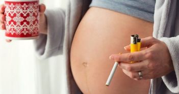 Rauchen in der Schwangerschaft erhöht Risiko für (Foto: AdobeStock - narstudio 103525325)