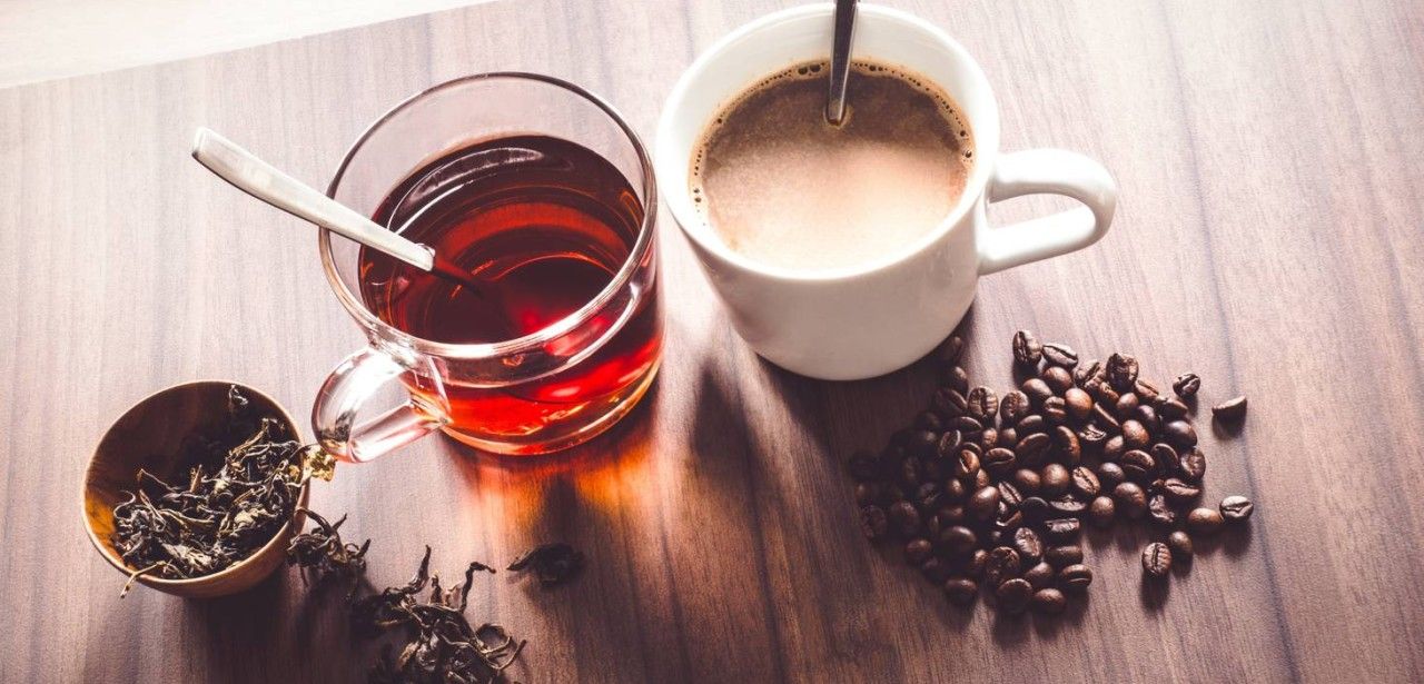 Kaffee oder Schwarztee: Welches Getränk ist gesünder? (Foto: AdobeStock 224281903 yaisirichai)